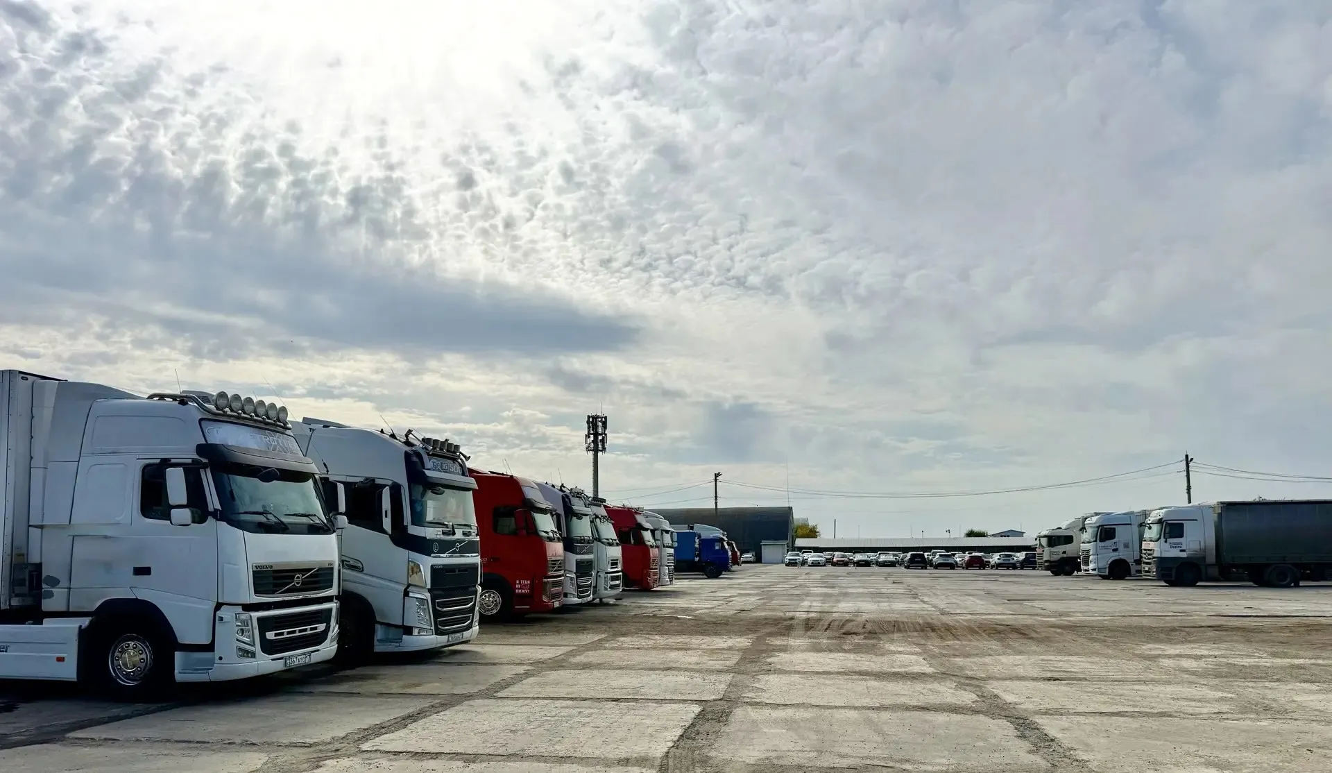 Грузовой автомобиль на открытой площадке Аэропаркинга